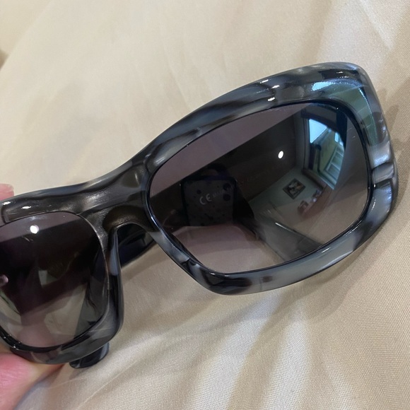 Wavy 🌊GUCCI GG rhinestone Sunglasses with case EUC - Picture 5 of 14